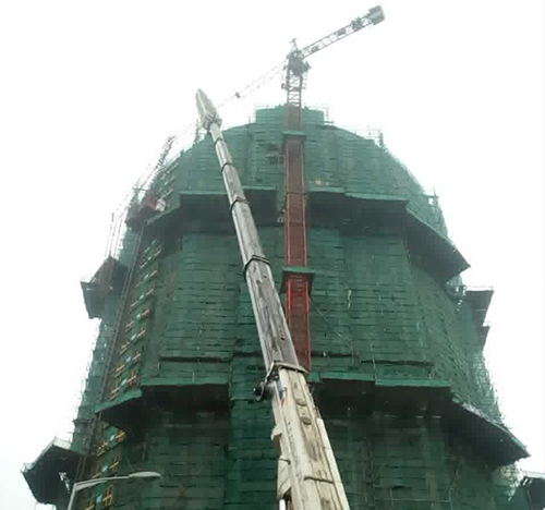 太原市吊车在工地上作业